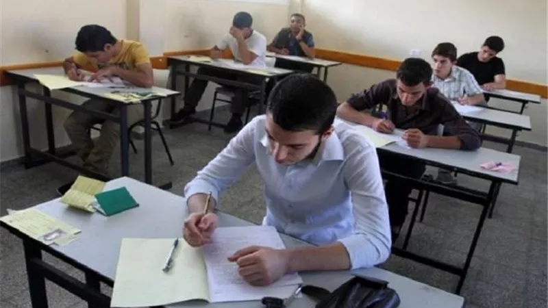 طلاب الصف الاول الثانوى يؤدون اليوم امتحان الفيزياء