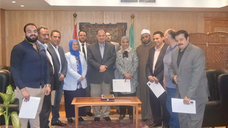 محافظ الفيوم يُكرم عدداً من مسئولي الجمعيات الأهلية والجهاز التنفيذي