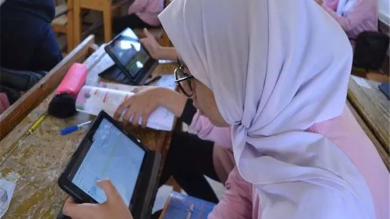 طلاب الأول الثانوي يؤدون امتحان الفيزياء إلكترونيا على التابلت