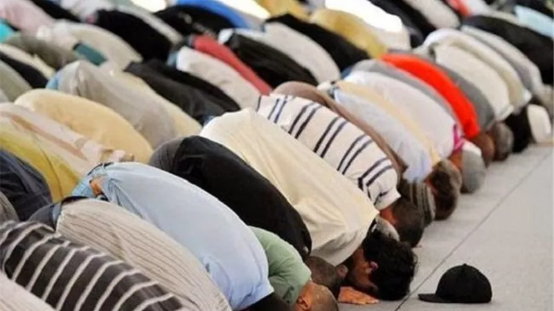 ما هى المسافة المسموح بها بين الصفوف في صلاة الجماعة؟