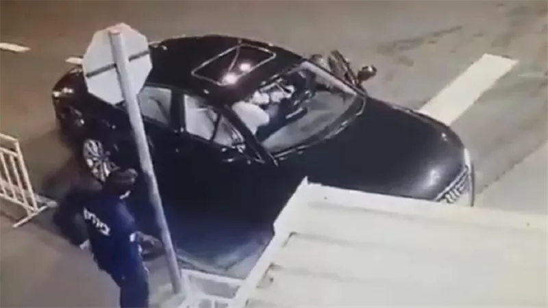يهاجم حارس المستشفى ويلقى ردا بالفلفل