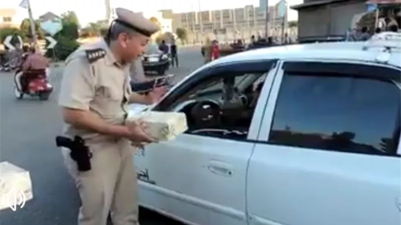 وجبات الإفطار هدية ضباط بنى سويف للسائقين