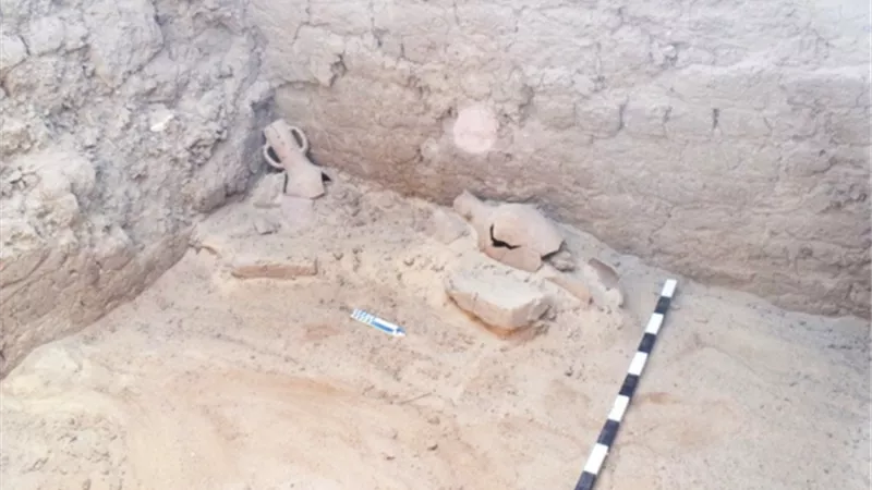 الكشف عن بقايا بيت أثري يرجع للعصر البطلمي بتونا الجبل