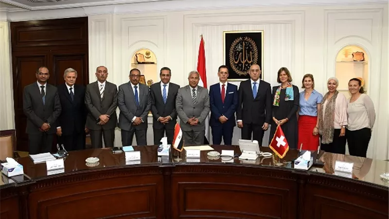 وزير الإسكان ومحافظ أسوان والسفير السويسري بالقاهرة يوقعون اتفاقية لتوفير مياه شرب