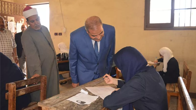 رئيس جامعة الأزهر يتفقد لجنة امتحانات الشهادة الثانوية الأزهرية بمعهد البساتين