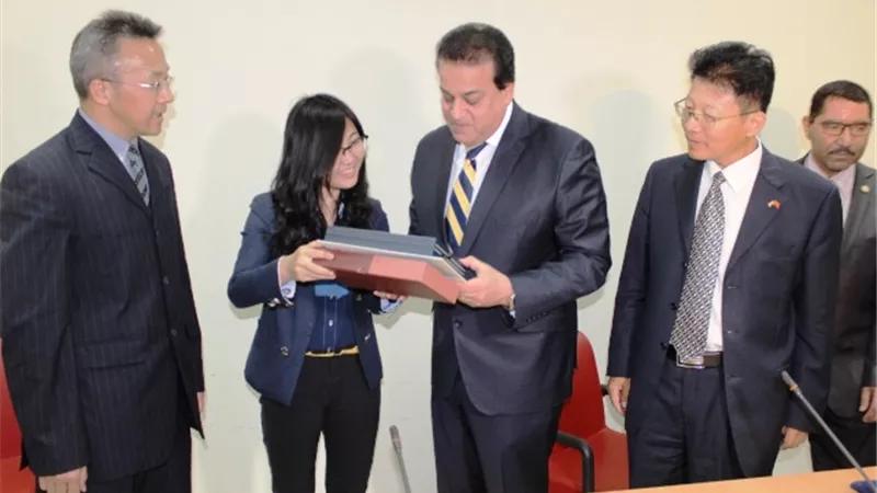 عبد الغفار يتفقد إنشاءات مركز تجميع الأقمار الصناعية بالعاصمة الإدارية