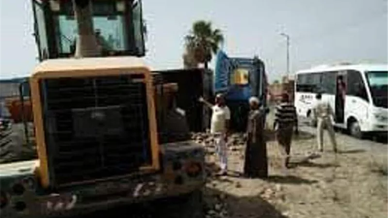 توقفت حركة السيارات على طريق بلقاس جمصة بسبب انقلاب سيارة نقل