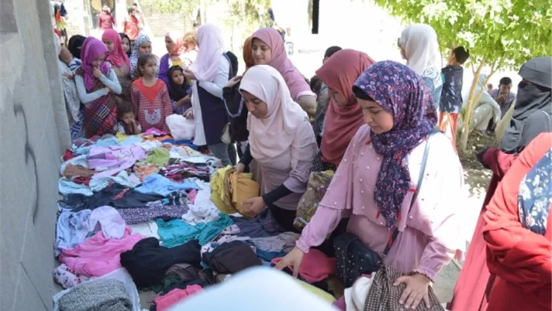 كراتين رمضان وملابس، وتركيب وصلة مياة بقرية علي حمودة ببنى سويف