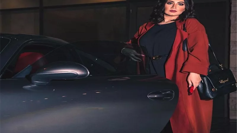 منى العنزي تقدم نصائح عن الموضة والأزياء وعالم السيارات في 