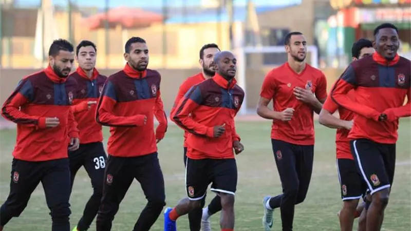 مشادة بين نجمى الأهلى خلال المران.. والسبب صادم
