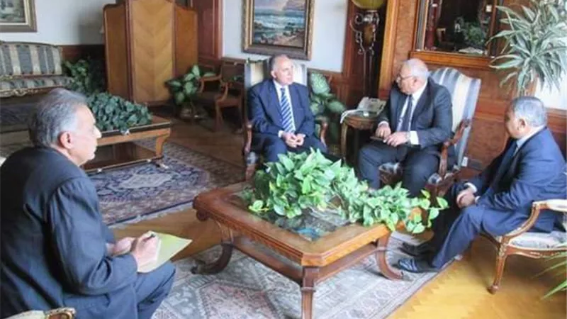 وزير الرى يبحث مع الزملوط التوسع فى الزراعة بالوادى الجديد