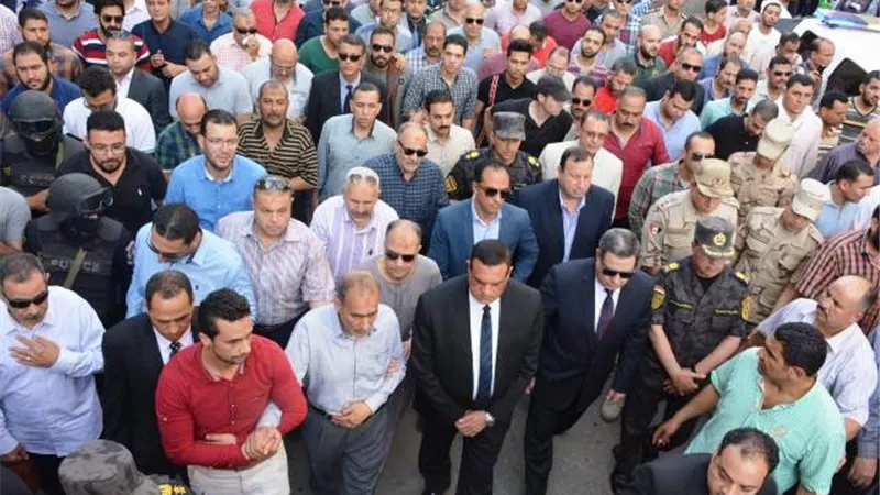 محافظ البحيرة و مدير الأمن يتقدمان جنازة الشهيد النقيب عماد مطاريد بالصور