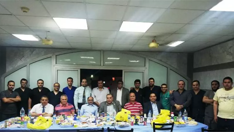 عميد كلية طب حلوان يشارك فريق عمل مستشفى بدر الجامعى فى الإفطار.. بالصور