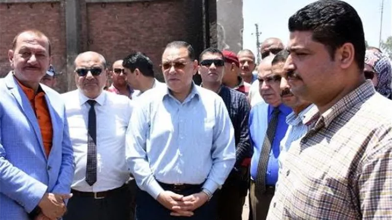 محافظ الشرقية يتابع أعمال رفع القمامة والمخلفات المتراكمة بمقلب الفدان بمنيا القمح