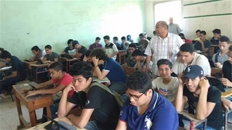 طلاب الصف الاول الثانوى يؤدون اليوم امتحان الكيمياء