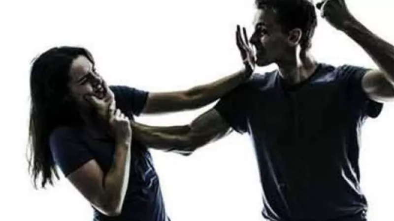 بسبب فيس بوك يصيب صديقته بعاهة مستديمة