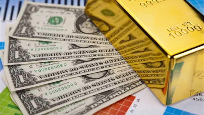 إنخفاض أسعار الذهب مع ارتفاع الدولار