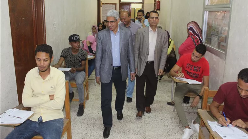 منصور يتفقد لجان الامتحانات بكليات العلاج الطبيعى والتربيه الرياضيه