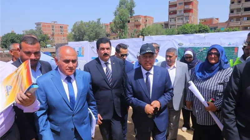 وزير النقل: القيادة السياسية علي إطلاع مستمر علي مشروعات تطوير الطرق والكباري