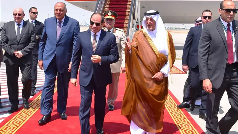 السيسي يصل مطار الملك عبد العزيز الدولي بجدة لحضور قمة منظمة التعاون الإسلامي