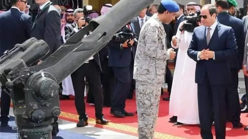 السيسي يستمع الى المتحدث باسم قوات التحالف العربى ويشاهد اثار الاعتداء على الاراضي السعودية