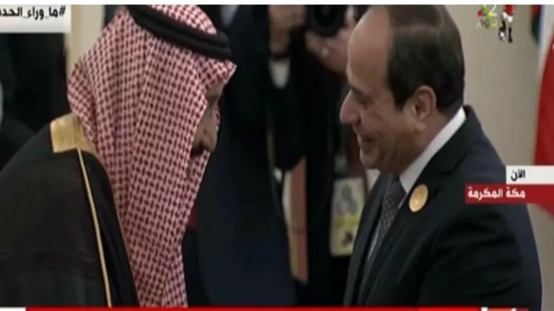 الملك سلمان بن عبدالعزيز يستقبل الرئيس السيسي في بدء اعمال القمة العربية الطارئة