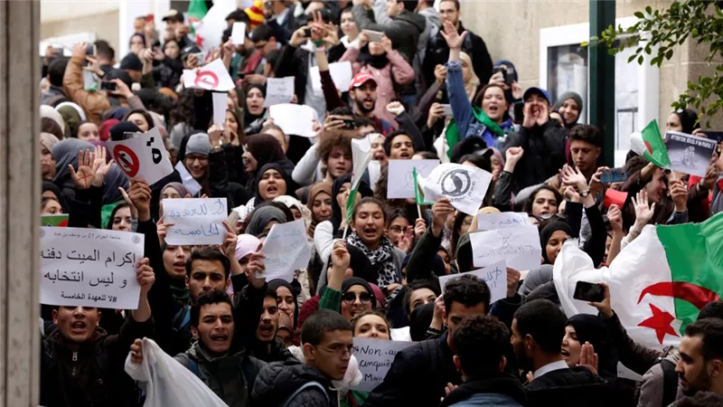مظاهرات حاشدة بالجزائر في الجمعة الـ15 من الحراك.. فيديو