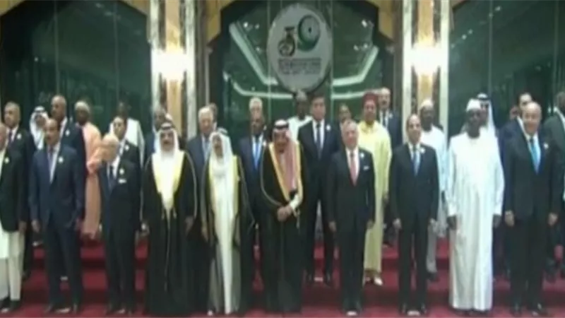 رؤساء وقادة الدول الإسلامية في صورة تذكارية على هامش انعقاد القمة ال ١٤