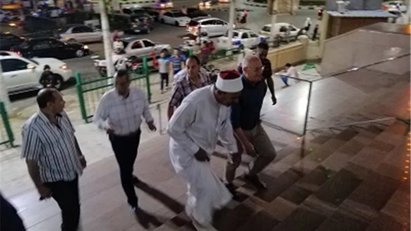 محافظ بورسعيد يشارك أهالى بورفؤاد التهجد فى ليلة القدر