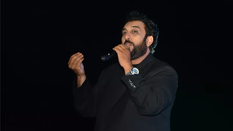 حسام حسني يغني لعدوية ودياب مع جمهوره بالتجمع الخامس .. صور
