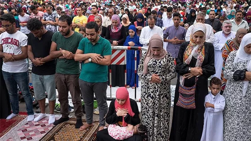 الإفتاء تحذر من صلاة الرجال بجوار النساء فى العيد