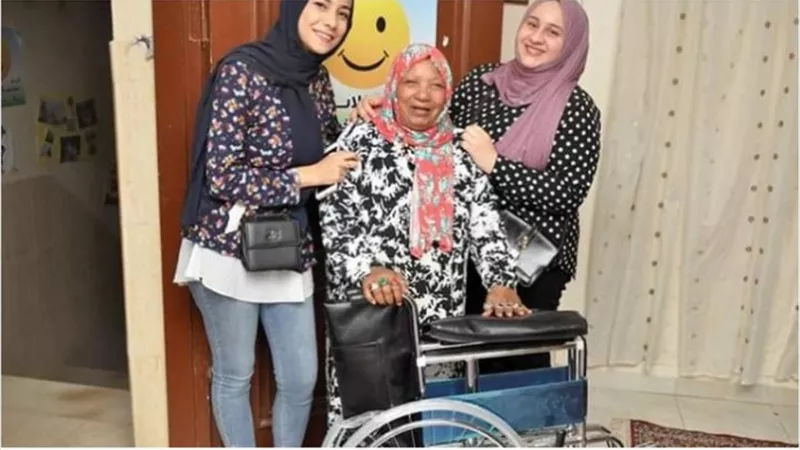 فريق فرح تفرح يحقق أمنية احدى نزيلات دار بسمة للايواء ويوفر كرسى متحرك لها