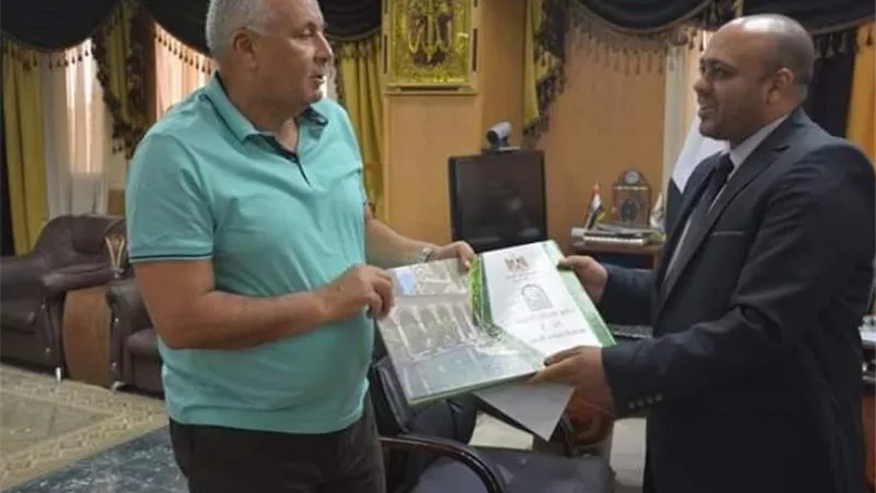 الزملوط يتسلم أطلس الخرائط المساحية وممتلكات أوقاف الوادى الجديد