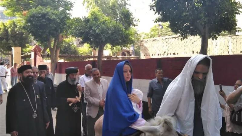 أجراس كنائس زويلة وطبول الكشافة تدق لاستقبال موكب العائلة المقدسة بحضور الأنبا رافائيل