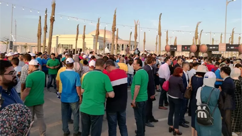 إقبال الآلاف على أكبر مائدة إفطار فى العالم بالعاصمة الإدارية.. بالفيديو