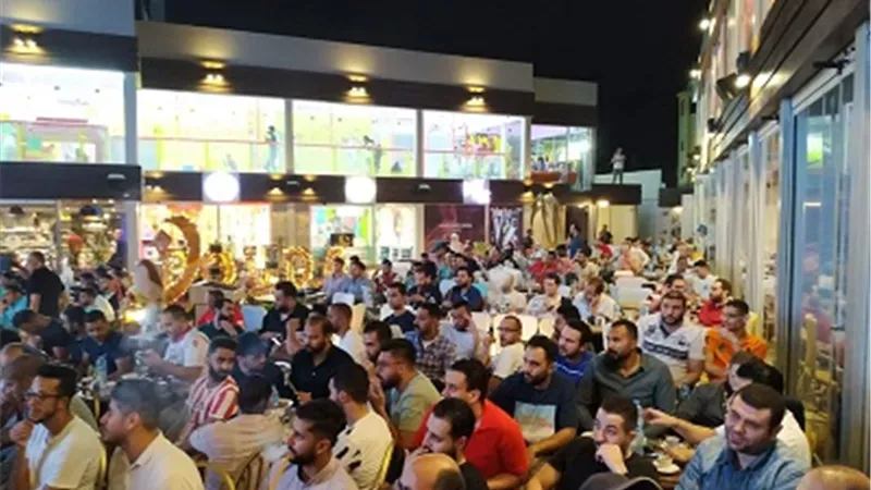 البورسعيدية يحتشدون بكافيهات الباسلة لمتابعة موصلاح