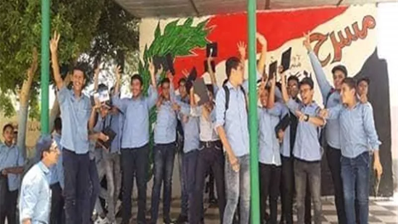 بالبالونات والصور التذكارية طلاب أولى ثانوي يحتفلون بانتهاء الامتحانات فى الوادى الجديد