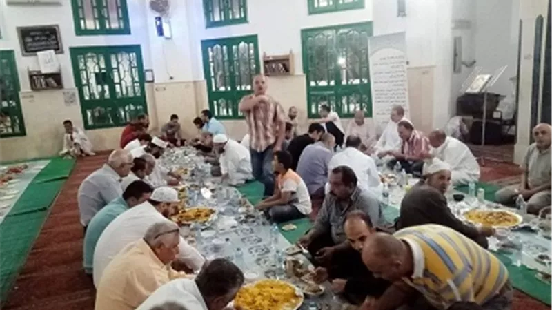 افطار جماعي لرواد مسجد المدينة المنورة بالعبور