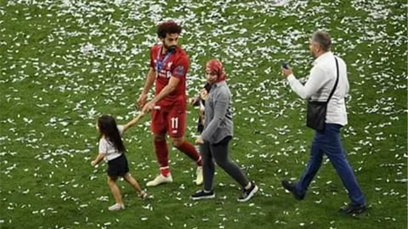 بالصور.. صلاح وزوجته ومكة يحتفلون بلقب دوري أبطال أوروبا