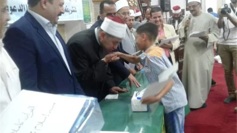 وكيل وزارة الأوقاف بالقليوبية يكرم حفظة آلقرآن الكريم ببنها