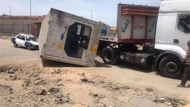سقوط حاوية تلاجة على سيارة أجرة بميناء غرب بورسعيد..صور