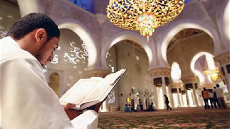 هل هناك دعاء محدد لإنهاء الإعتكاف؟