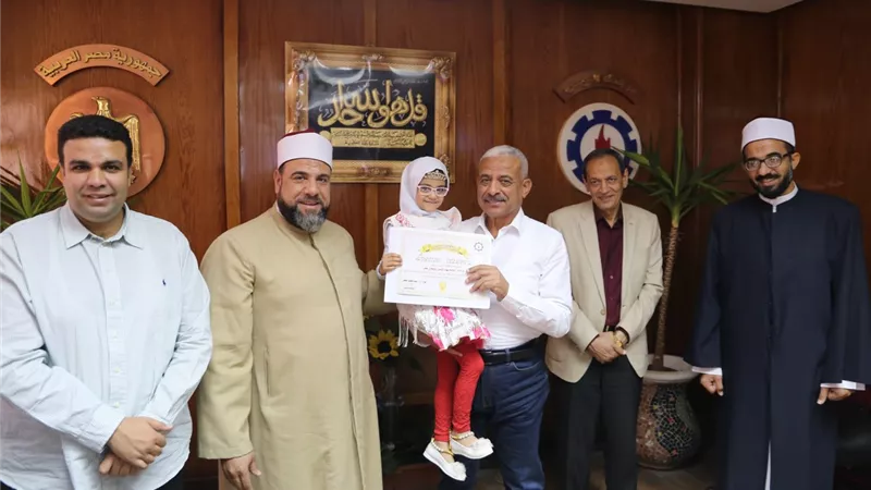 صقر يكرم حفظة القران الكريم بالسويس