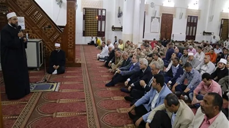 صقر والقيادات وأهالي السويس يحتفلون بليلة القدر بمسجد بدر