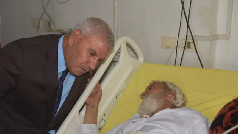 محافظ مطروح يدخل البهجه علي المرضى خلال زيارته مستشفى الاطفال.. صور