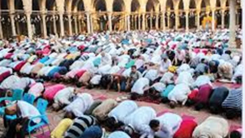 ملايين الجزائريين يؤدون صلاة عيد الفطر