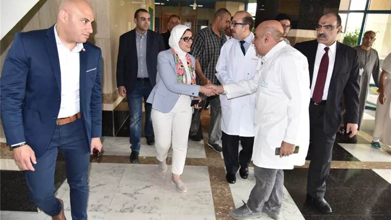 وزيرة الصحة تتفقد مستشفي الشيخ زايد.. وتؤكد جاهزيتها لتقديم أفضل خدمة طبية للمواطنين