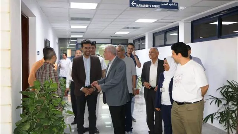 فودة يزور المرضى بمستشفى شرم الشيخ.. ويهنأهم بعيد الفطر.. بالصور