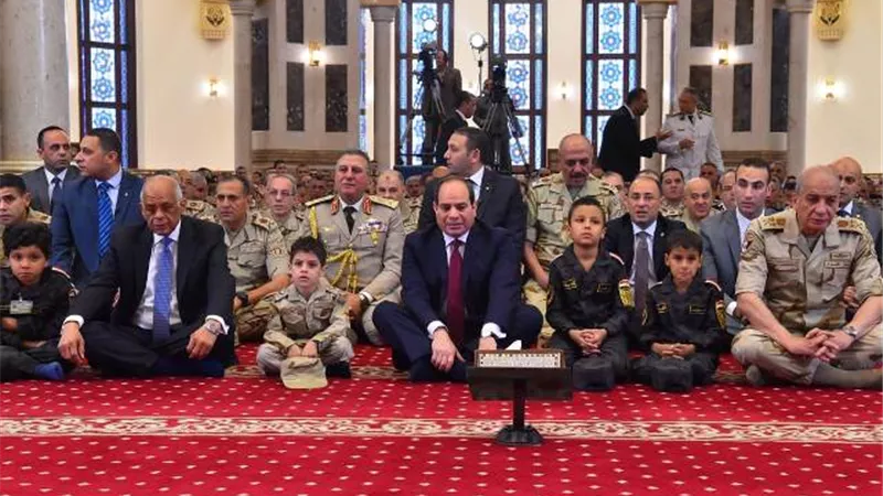 السيسي يصل مسجد المشير مصطحبا طفلين من ابناء الشهداء