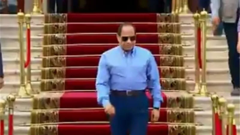 السيسي يصل مركز المنارة للاحتفال بعيد الفطر مع اسر الشهداء